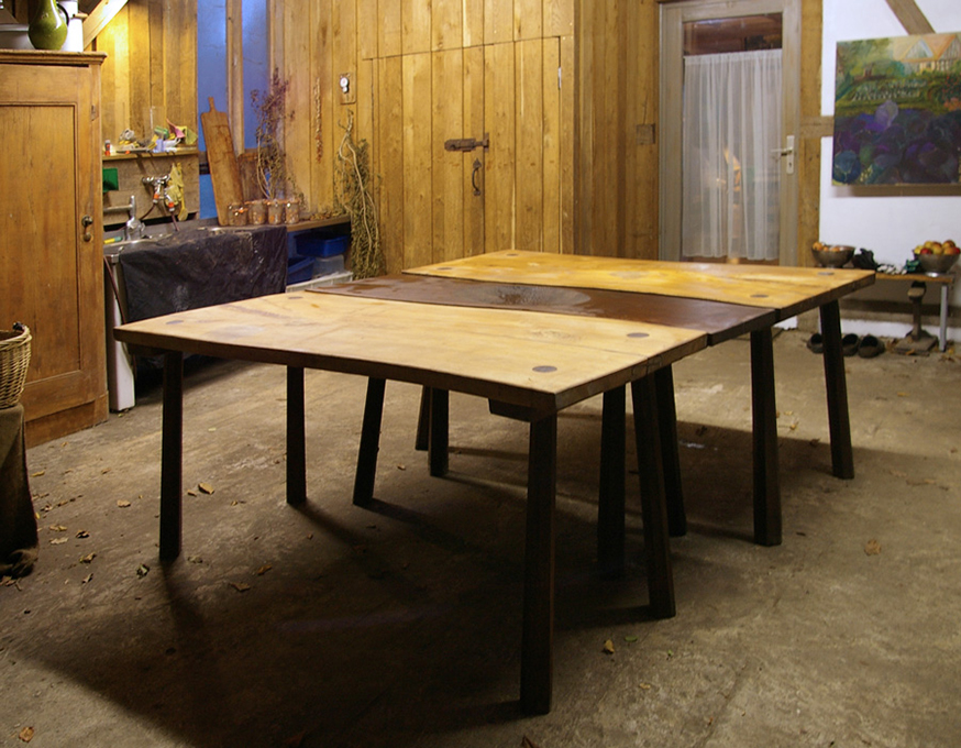 Holztisch aus Bohlen von Erle und Nussbaum